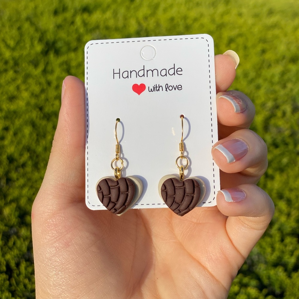 Brown cute concha earrings